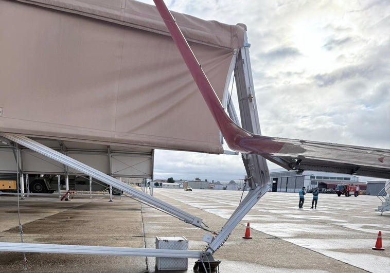 El avión Badajoz-Madrid impacta contra un hangar en el aeropuerto